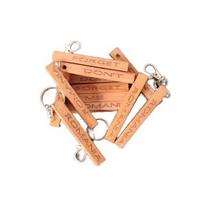 Breloc artizanal din lemn gravat , suvenir ,,Don't forget Romania"