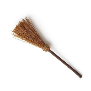 Mini mătură decorativă cu magnet – suvenir handmade din materiale naturale, cadou simbol norocos